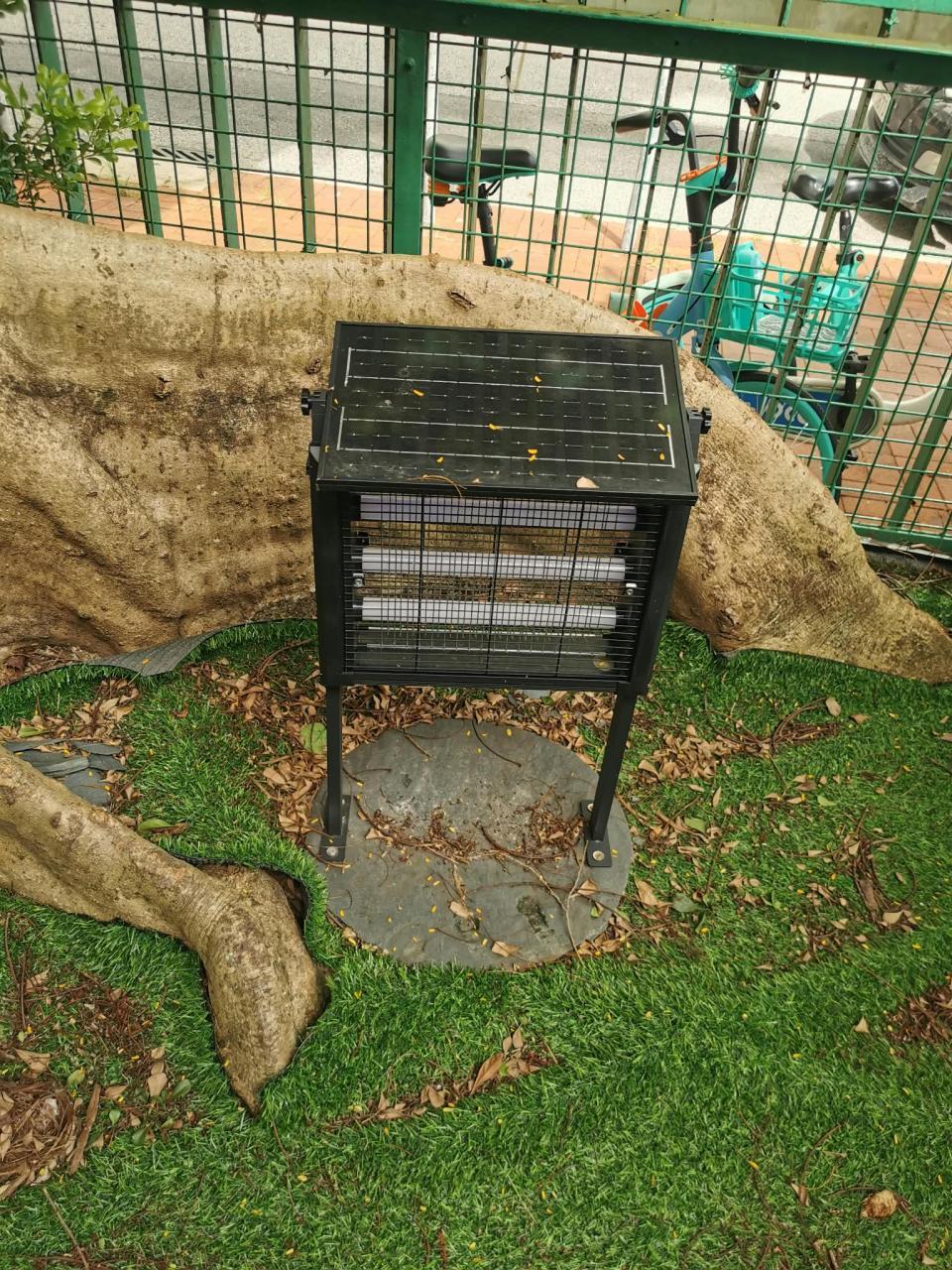 於小園圃太陽能電子驅蚊器